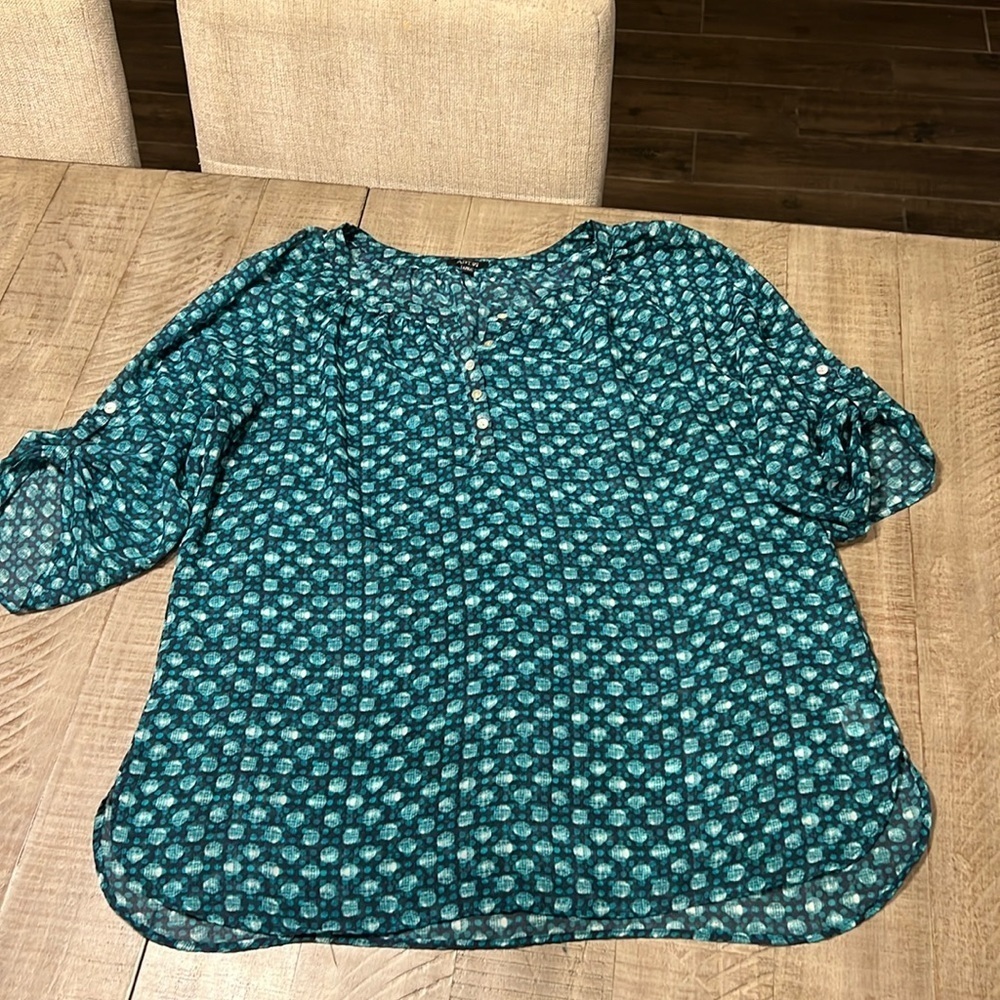 Apt 9 women’s lightweight 1/4 button neck  blouse with 3/4 rolled sleeves